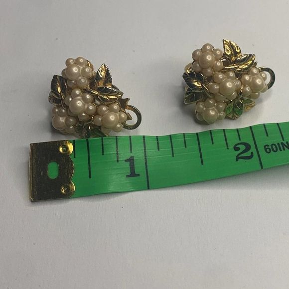Vintage Marvella‎ Pearl And Gold Tone Flower Clip On Earrings - Picture 3 of 4